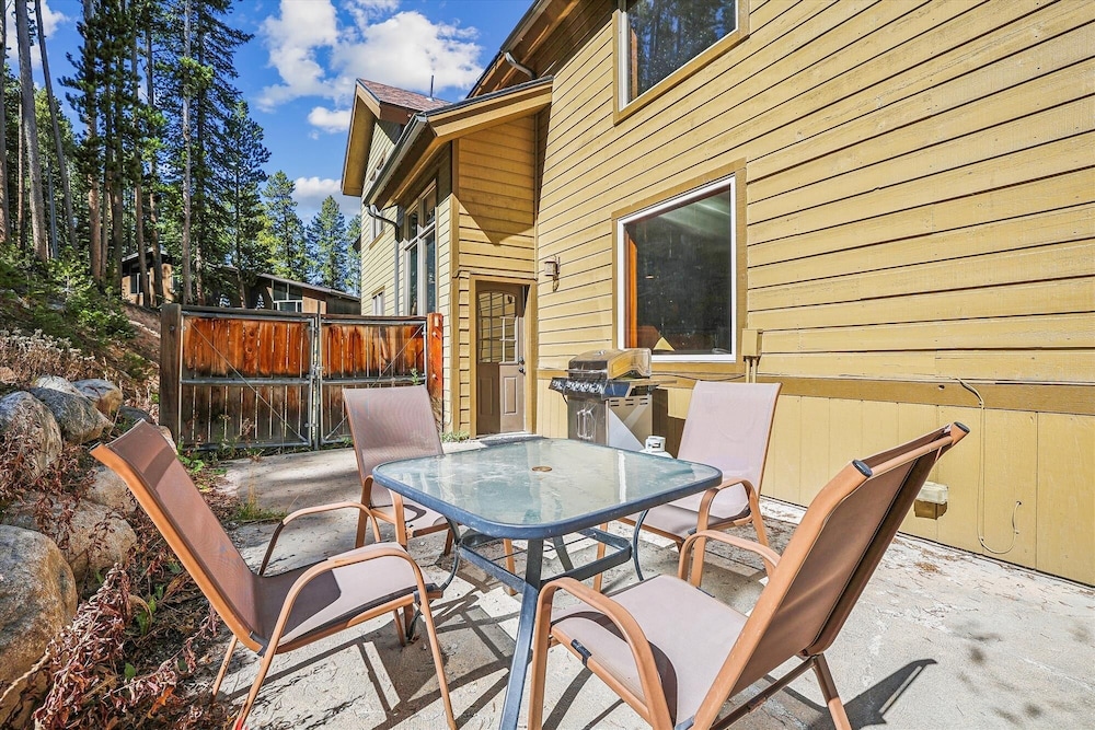 High Point Lodge 5 Bedroom Home by RedAwning