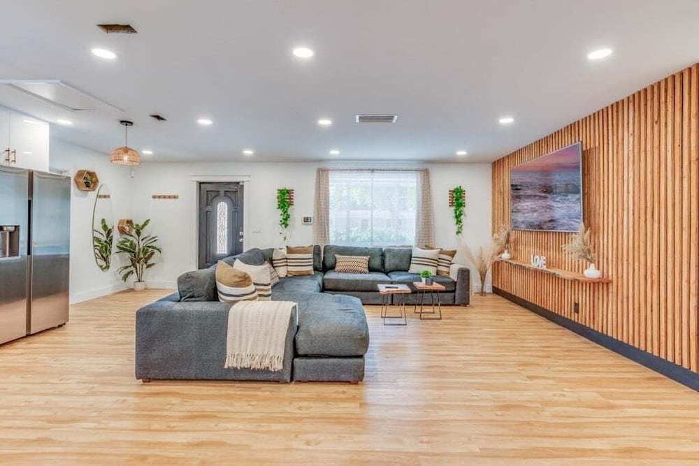 Fox Garden Luxury Boho Near Downtown & Beach 4 Bedroom Home