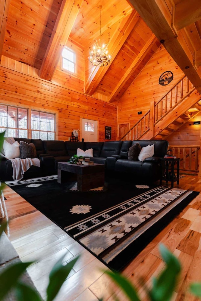 Sleeps 16! Luxury Cabin With Game Room & Hot Tub
