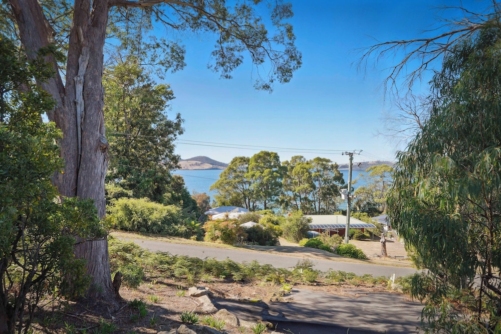Coningham Beach House - 3 Bedrooms