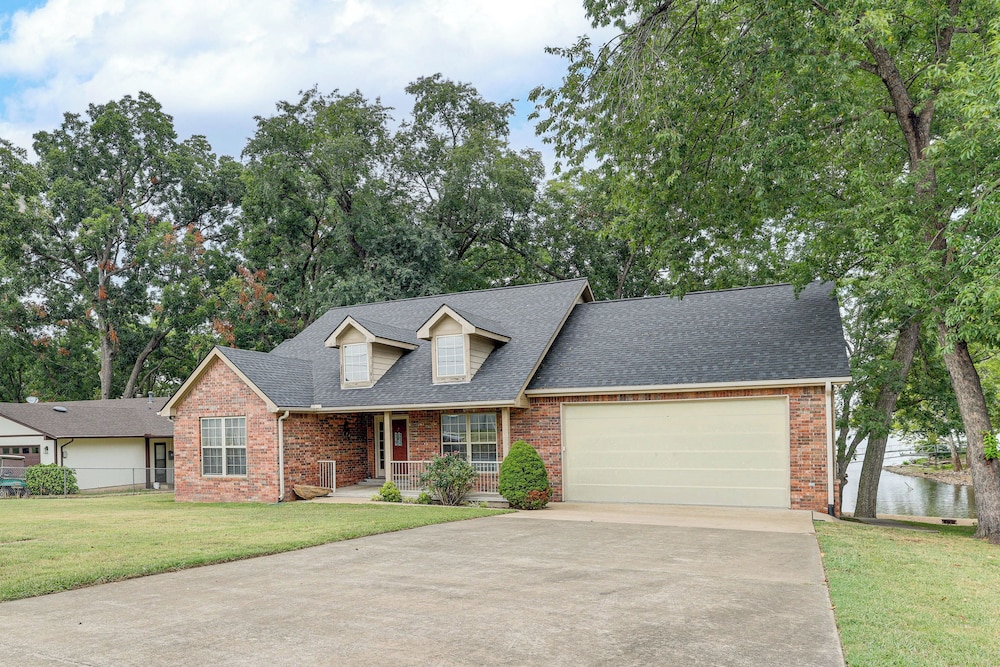 Bring Your Boat! Lakefront Home w/ Dock in Grove