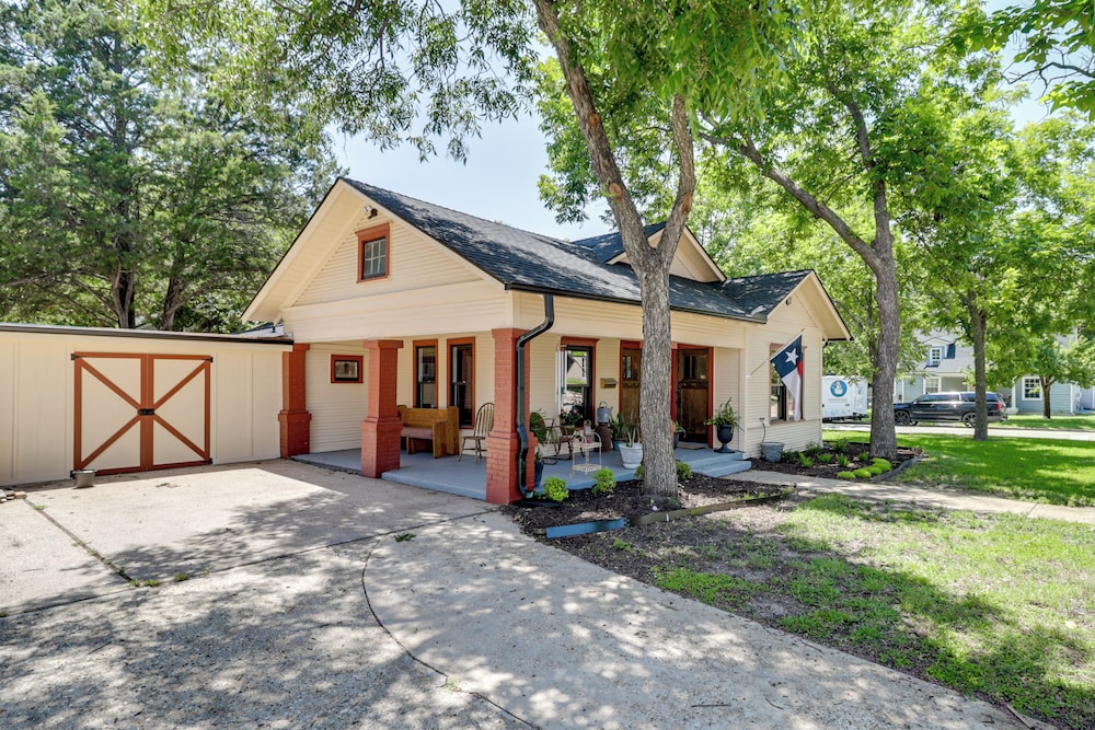 1925 Craftsman Bungalow - 1 Mi to Dtwn Waxahachie!