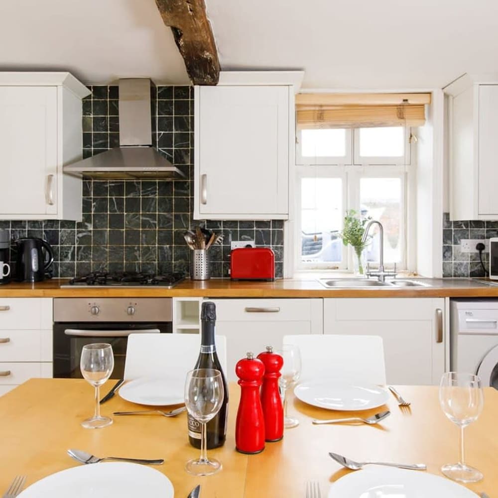 Charming 3bd Townhouse Right in the City Centre view 3