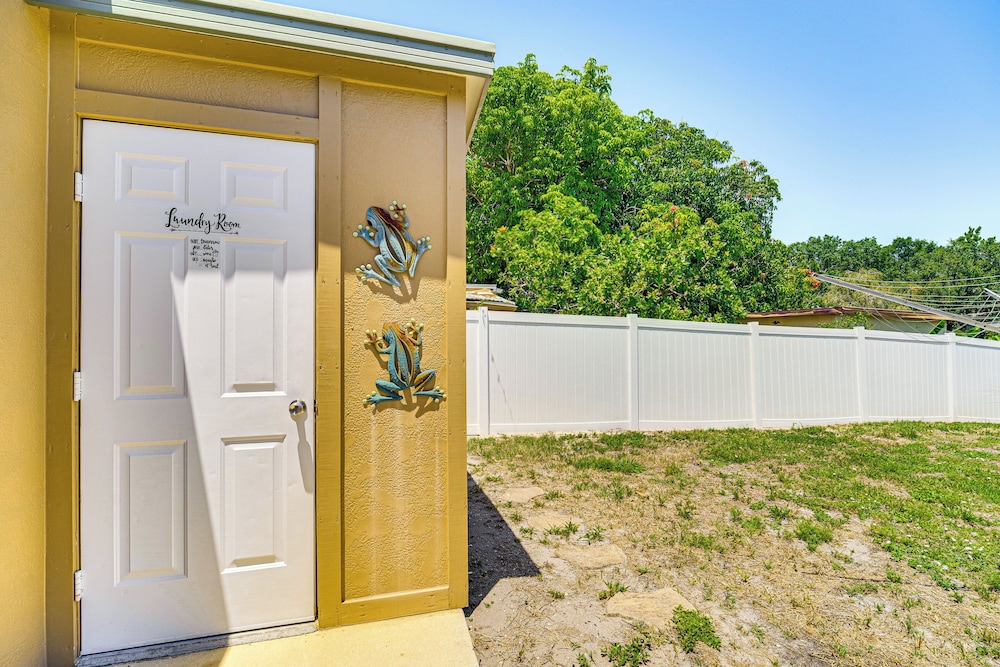 1 Mi to Lake Jackson: Home w/ Screened Patio!