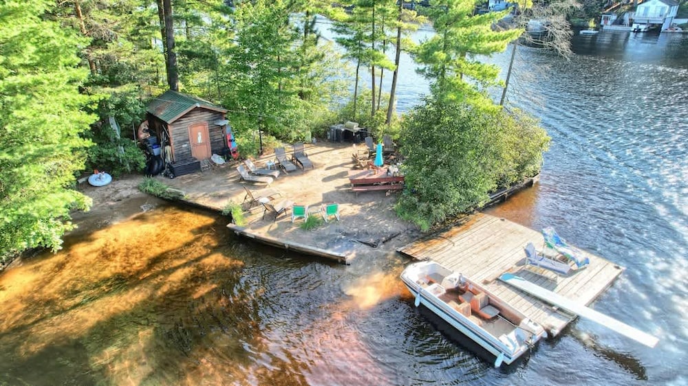 The Stabbin Cabin Grant Island w Boat Hottub Pet