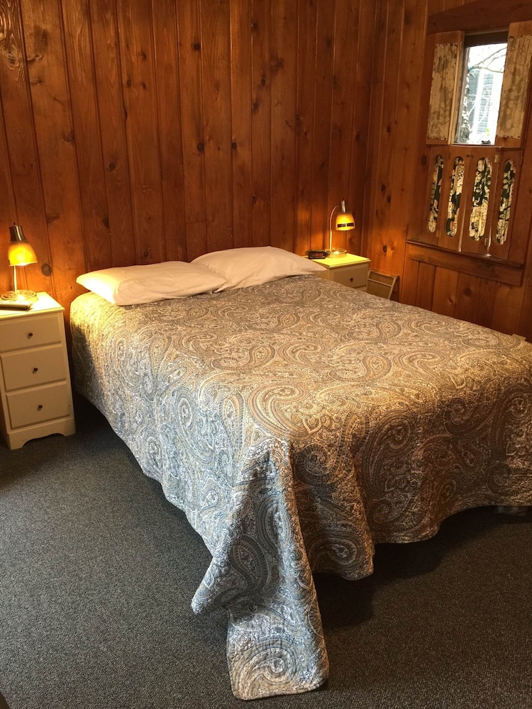 Whistling Swan Motel