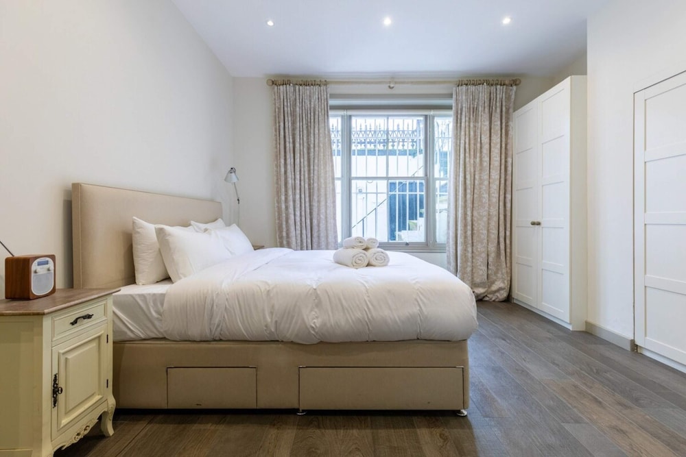 Elegant 2BD Flat 5 Mins to Kensington Gardens!