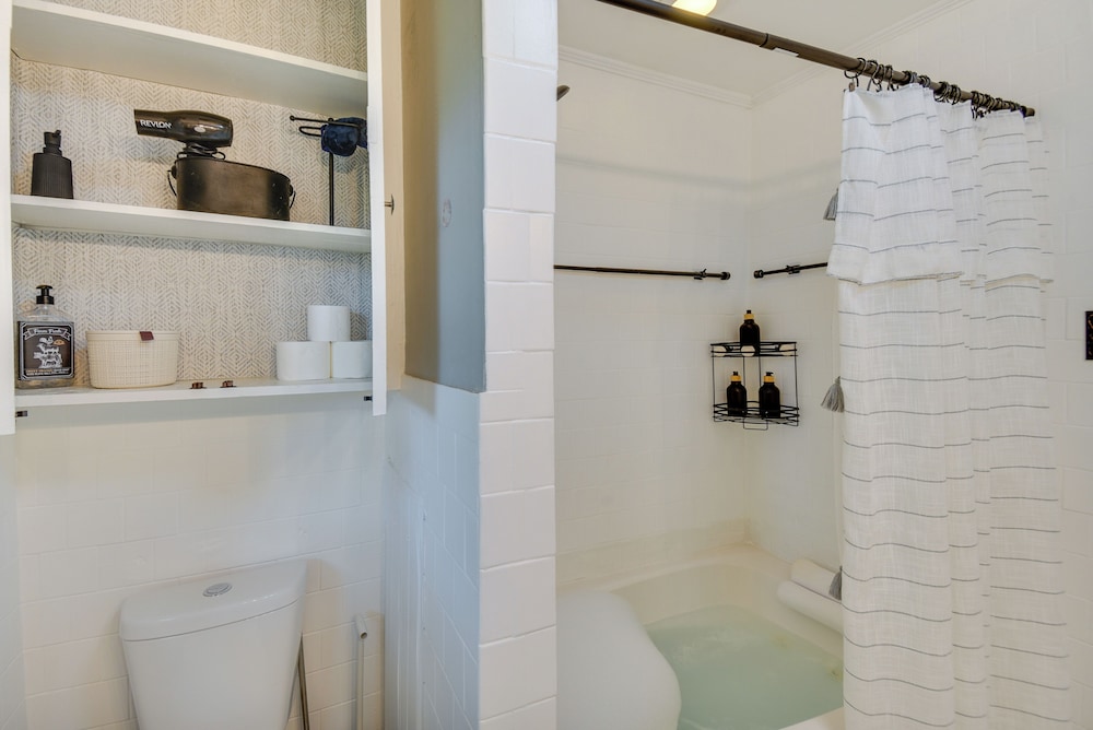 Charming Hampton Home ~ 7 Mi to Buckroe Beach! view 5
