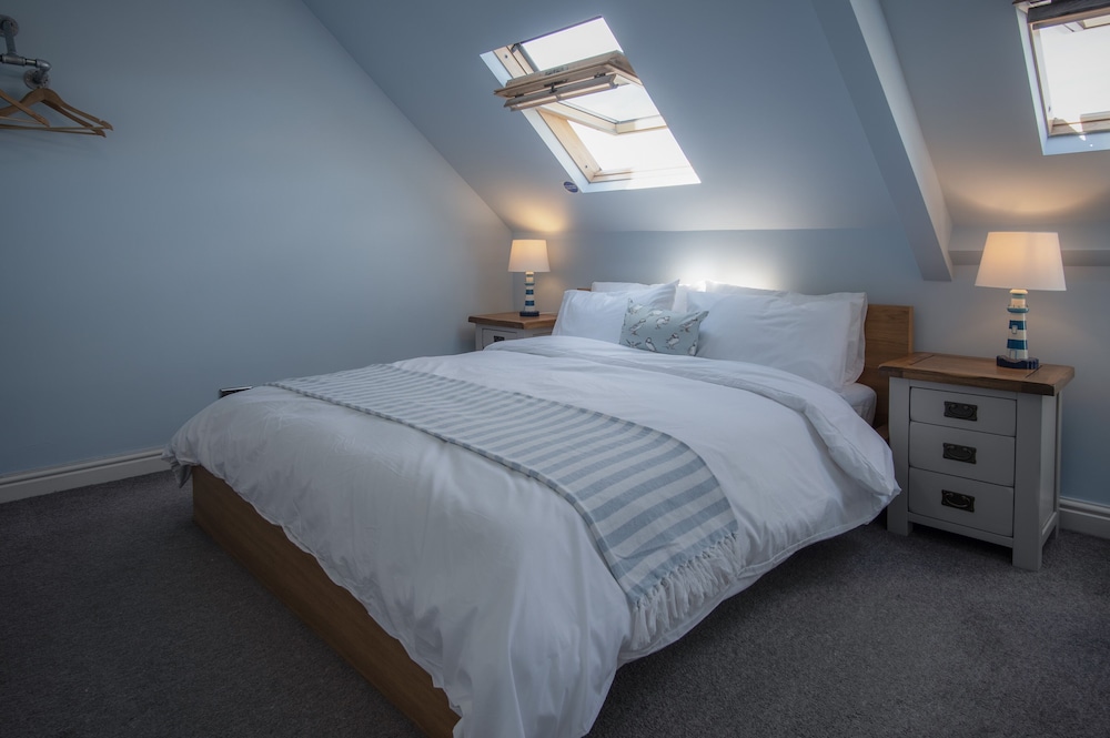 The Nest - 1 Bedroom Apartment - Tenby view 3