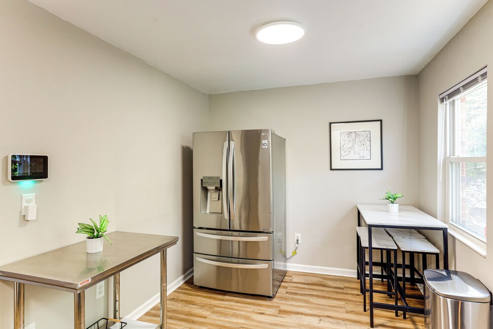 6 Mi to Downtown Cincy: Group-friendly Townhome!