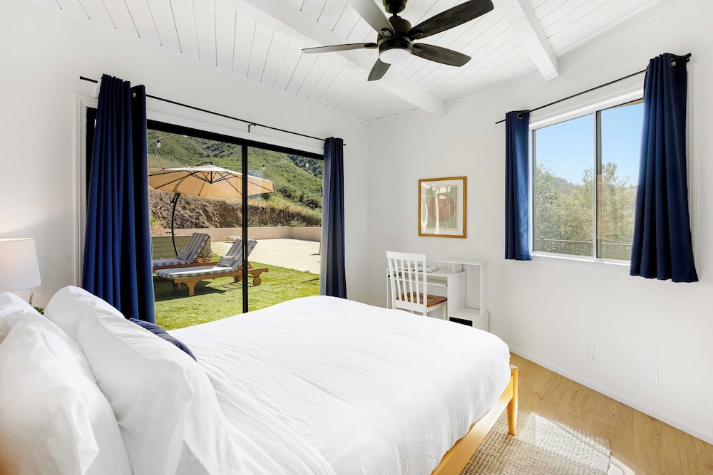 Designer Retreat w/ Pool, Firepits, Panoramic Views The Lake House at Malibu
