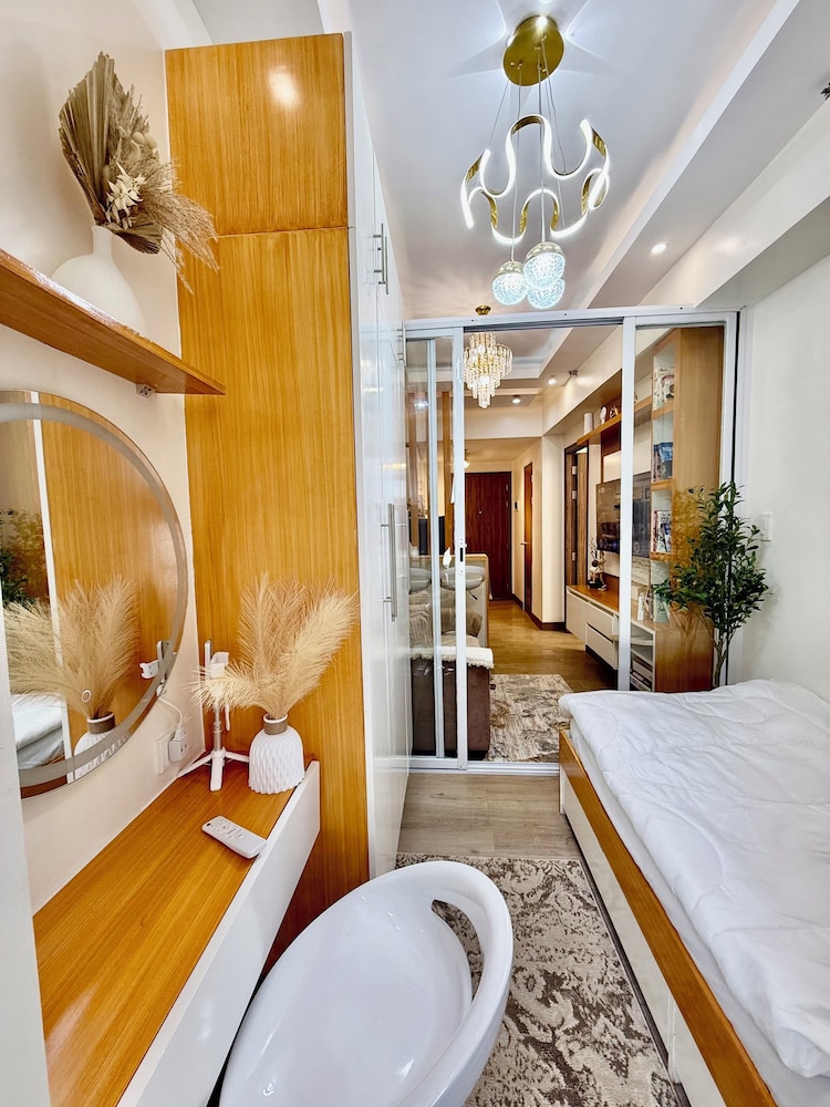 Cozy Retreat w/Balcony Near SM Mall/NAIA Airport