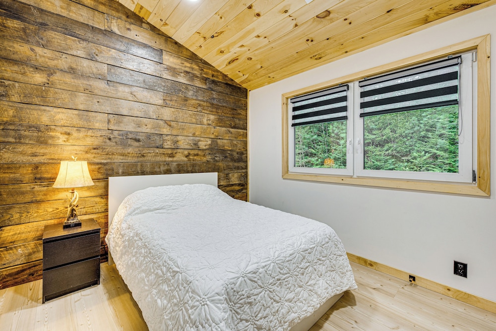 Porch & 1-acre Yard: White Mountains Hideaway