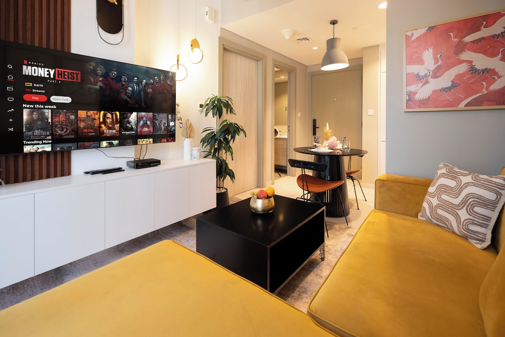 Lake-View 1BR Retreat in Business Bay