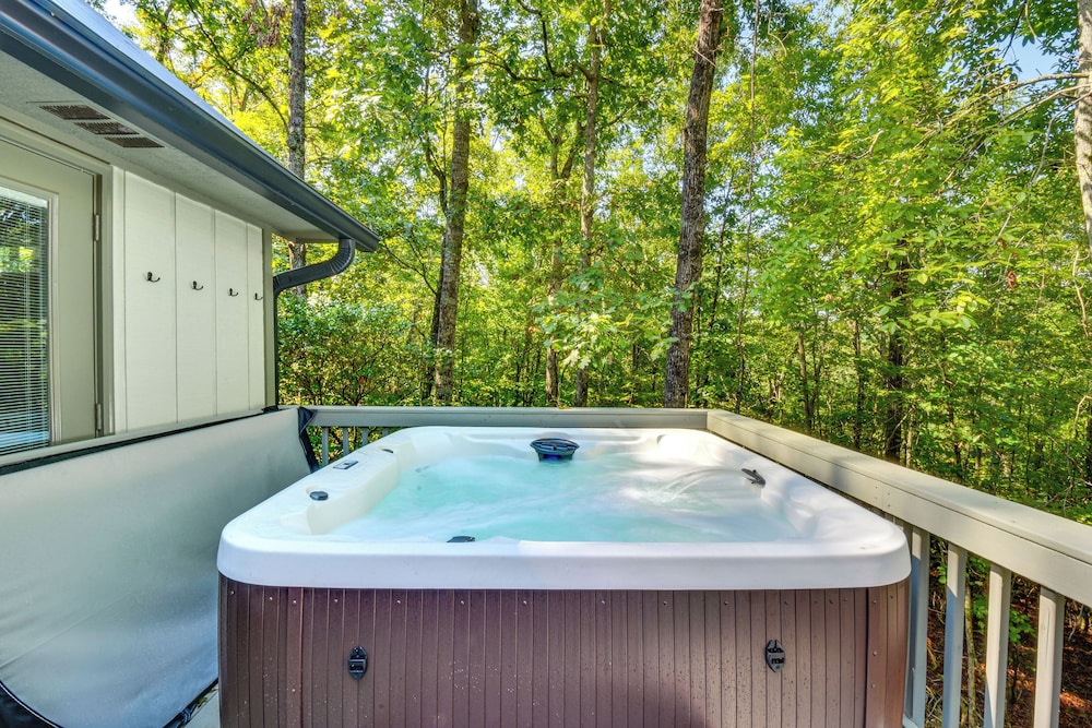 Woodsy Retreat w/ Deck & Views in Dahlonega!