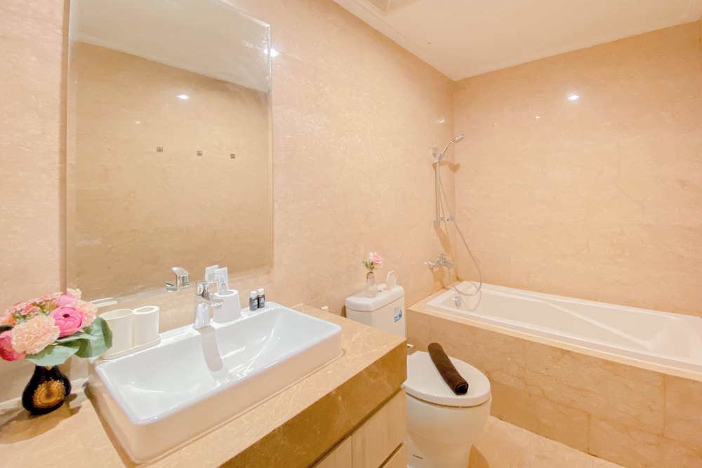 Big and Cozy 1BR with Working Room Menteng Park Apartment