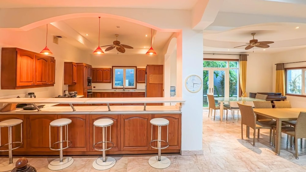 7 Bedroom Pool Villa in Kathu SV1