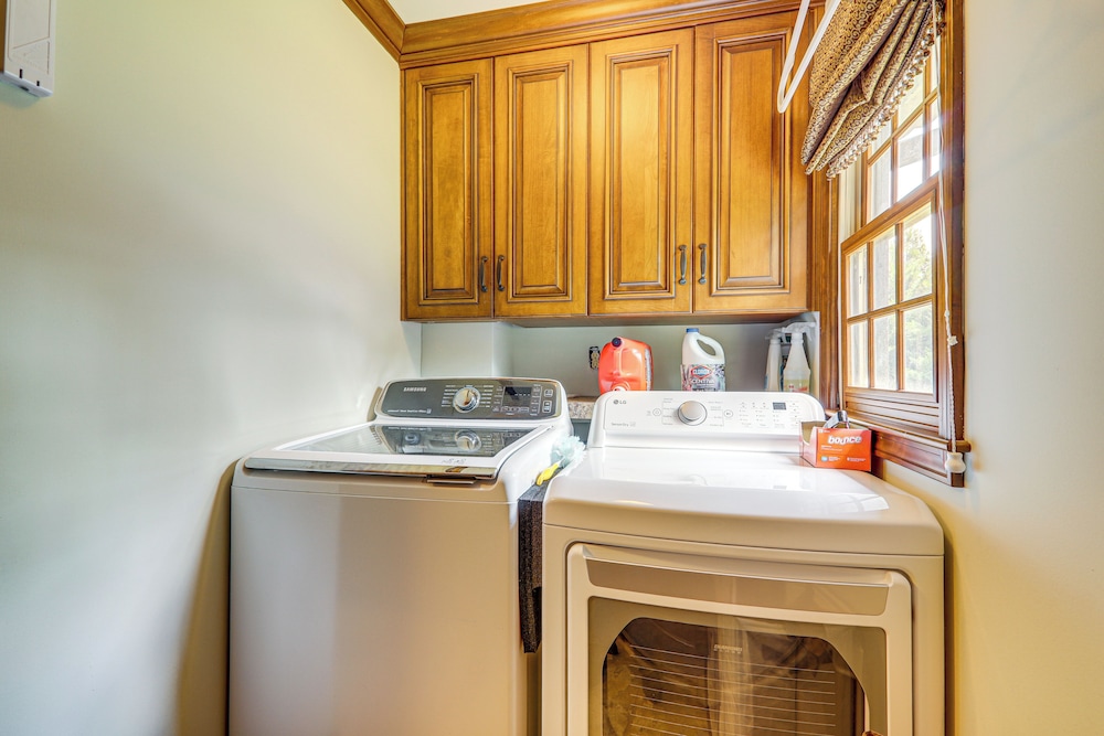 Stylish Country Living: Serene Suwanee Retreat!
