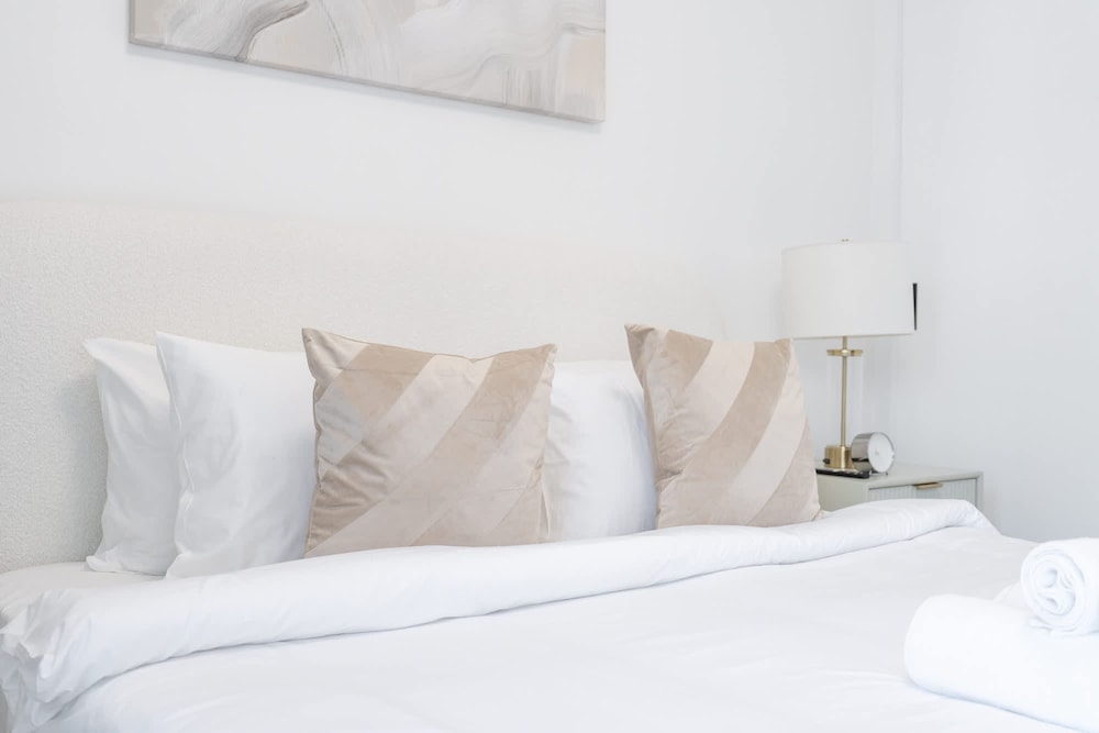 Bright and Airy 1-bedroom Apartment Perfect for 4 in Dubai Marina