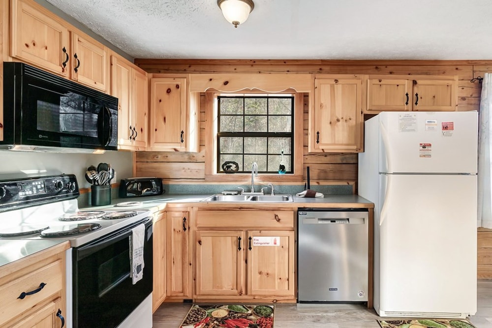 Stunning Cabin w Hot Tub Pool Table Arcades