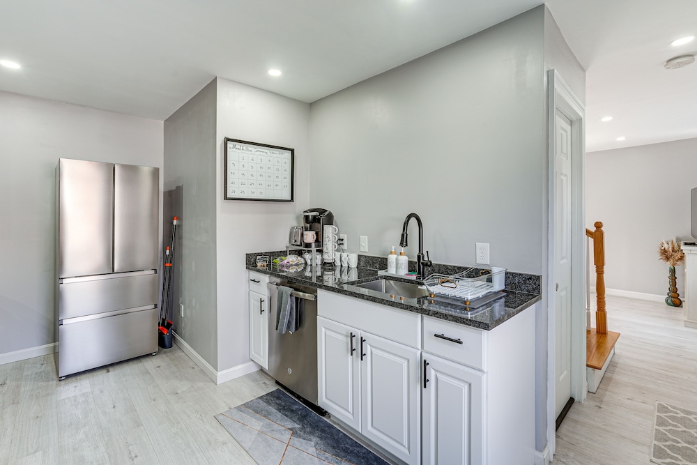 Coastal Lynn Escape w/ Fireplace: 3 Mi to Beaches, photo 18