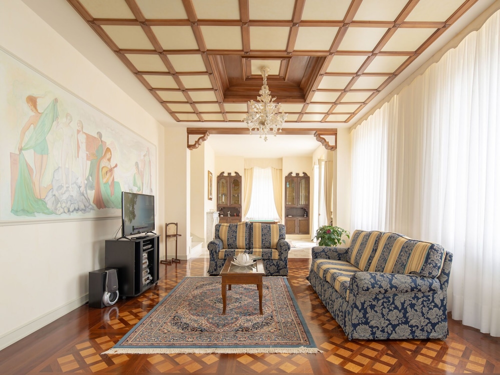 Splendid Villa in Macerata With Pool & Views view 5