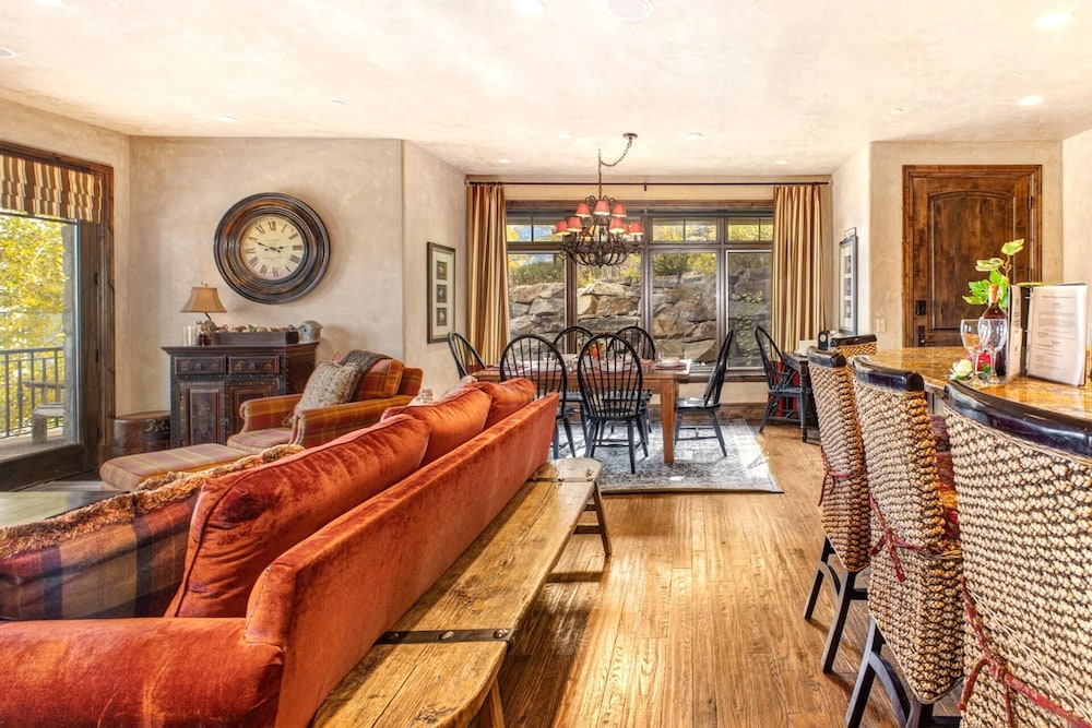 Vintage on the Strand 2 bedrooms Ski Out VIN-14 by KBM