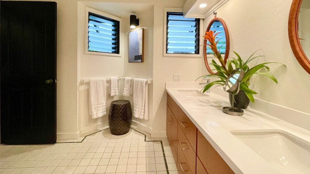 Sophisticated Oceanfront Retreat - Air-conditioned - Walk to Beach - Vrkcv