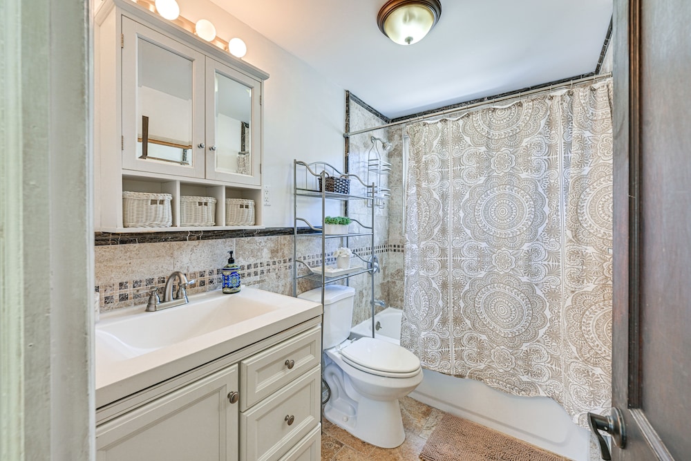 Charming Valley Stream Home: 24 Mi to Central Park view 3