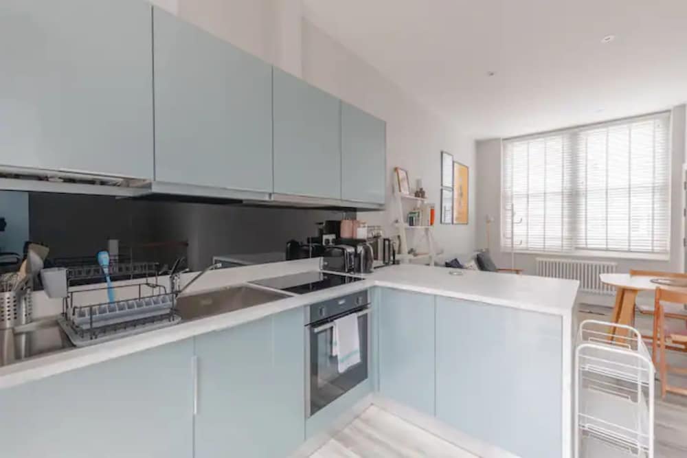 Chic 1BD Flat W/patio - 2 Mins From Baron's Court!