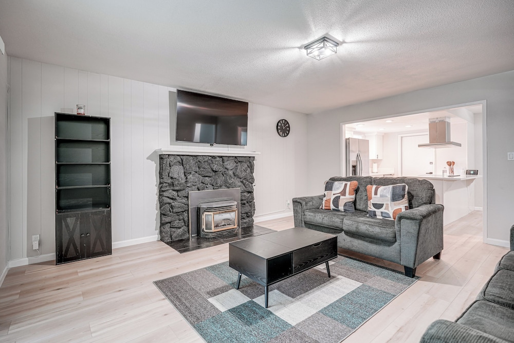 4 Mi to San Joaquin River: Remodeled Home w/ Patio