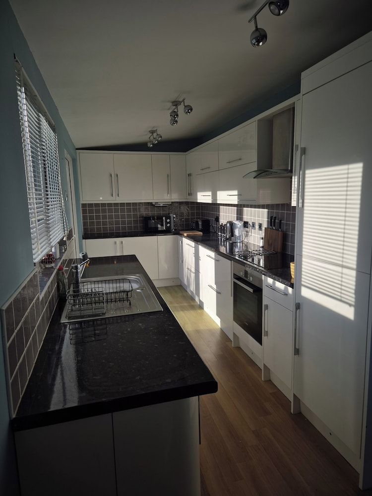 Cosy 1BR Hideaway - Hot Tub, Wifi & Private Pond