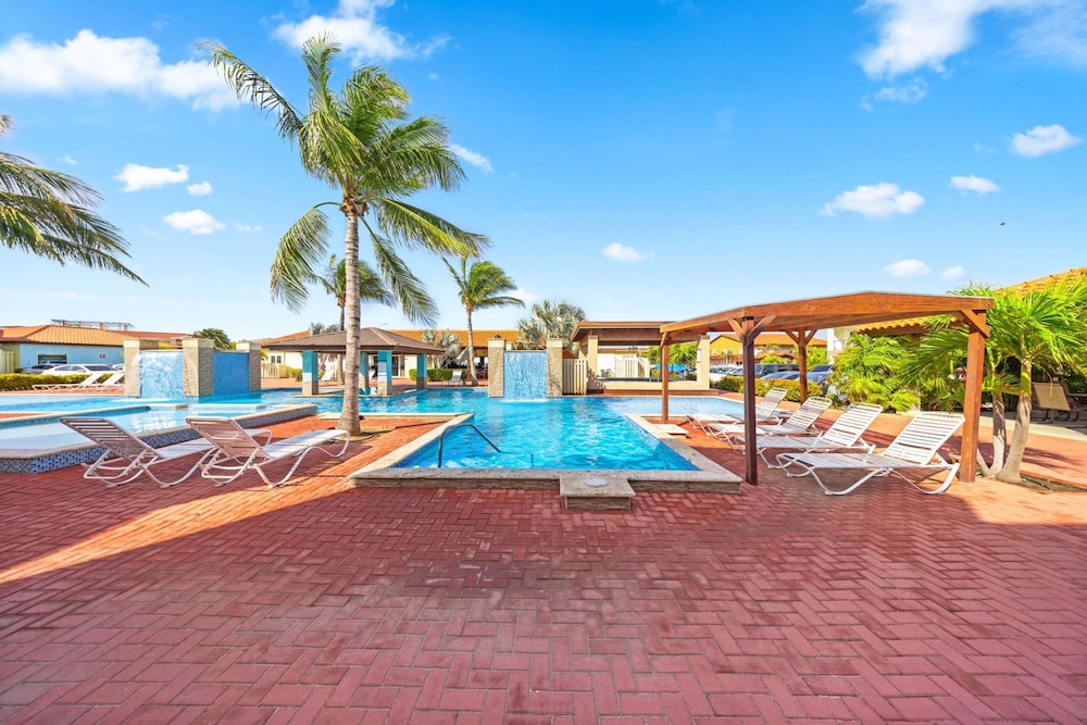 Cozy Bliss Condo w Pool Steps From Eagle Beach