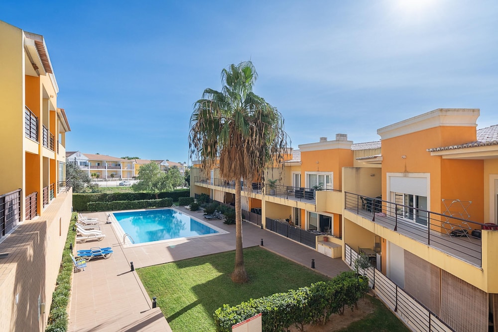 Bright and Modern 2 Bed Apartment Vale de Parra by Ideal Homes view 4