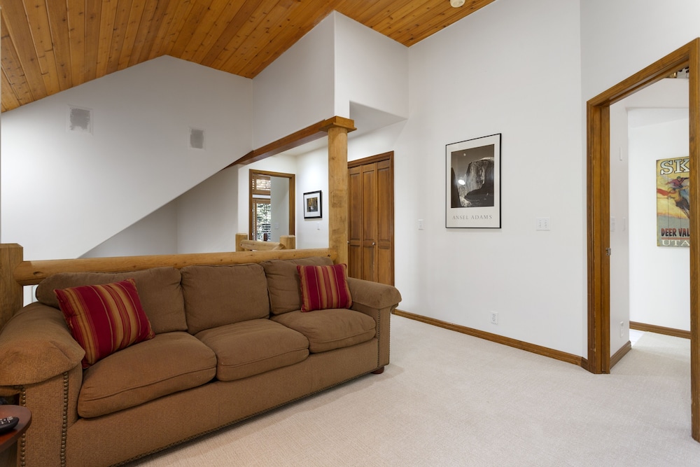 Deer Lake Village at Deer Valley Resort - Four Bedroom Condo with Hot Tub #2478 4 Condo