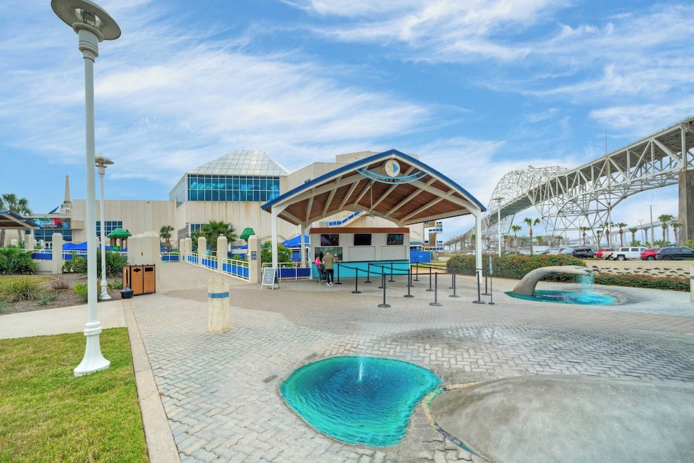Private Balcony w/ Ocean View Pool & Hot Tub Access Ocean Echo by Avantstay