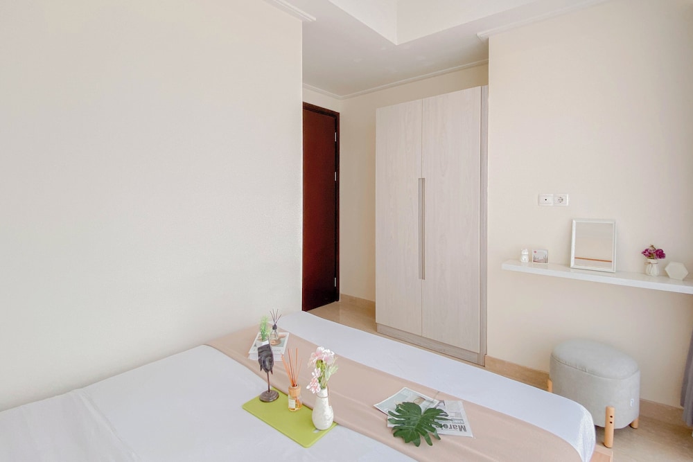 Big and Cozy 1BR with Working Room Menteng Park Apartment