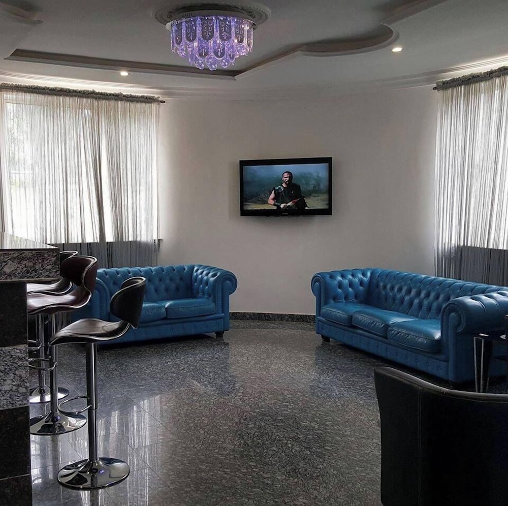 Top-Notch Suites and Apartment