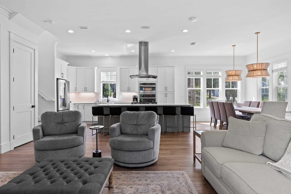 4BR Coastal Retreat w/ Pool, Patio & Games Lagniappe at Blue Mountain