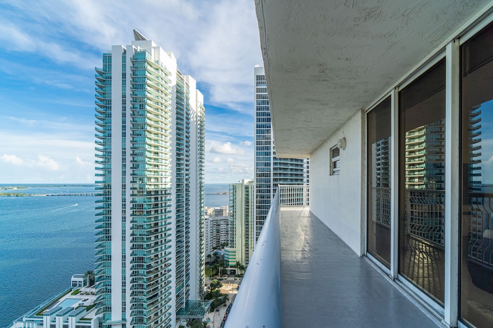 Luxury Apartments W Pool & Ocean views