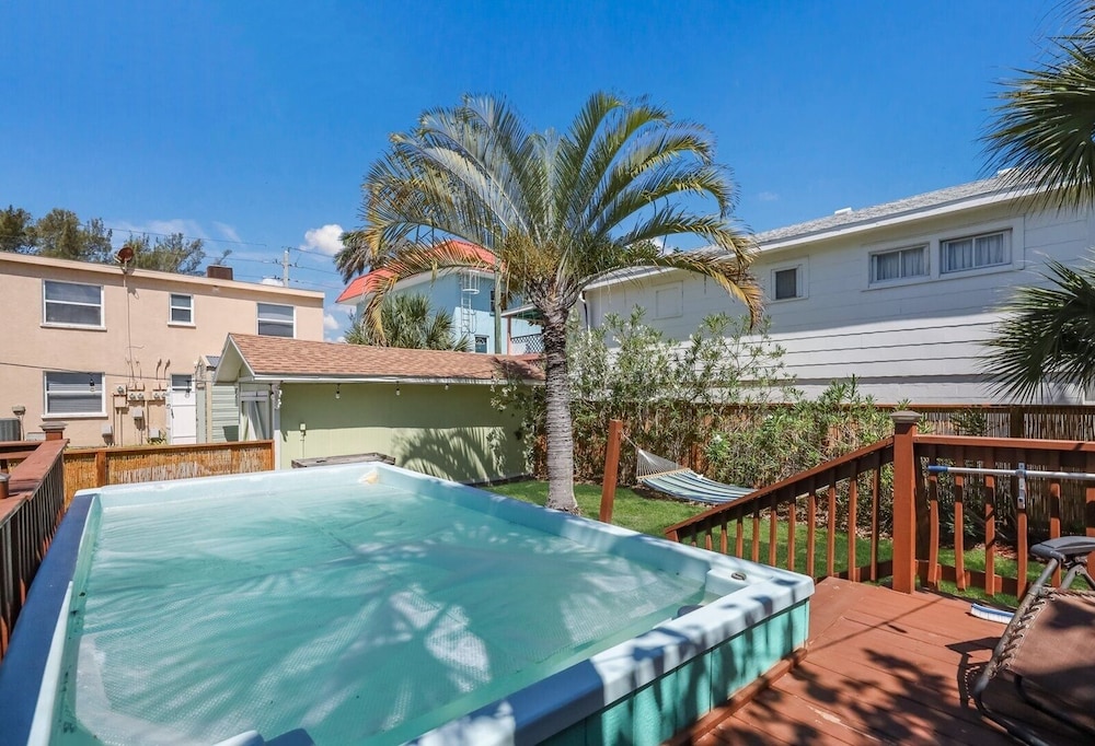 Marmalade Mermaid 3 Bedroom Home by RedAwning