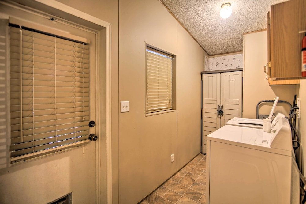 Broken Bow Oasis: Hot Tub, Fire Pit & Patio view 4
