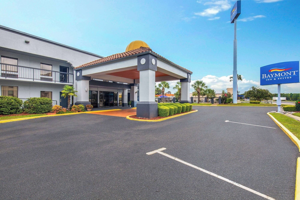 Hotel Baymont by Wyndham Mobile/Tillmans Corner - Image 1