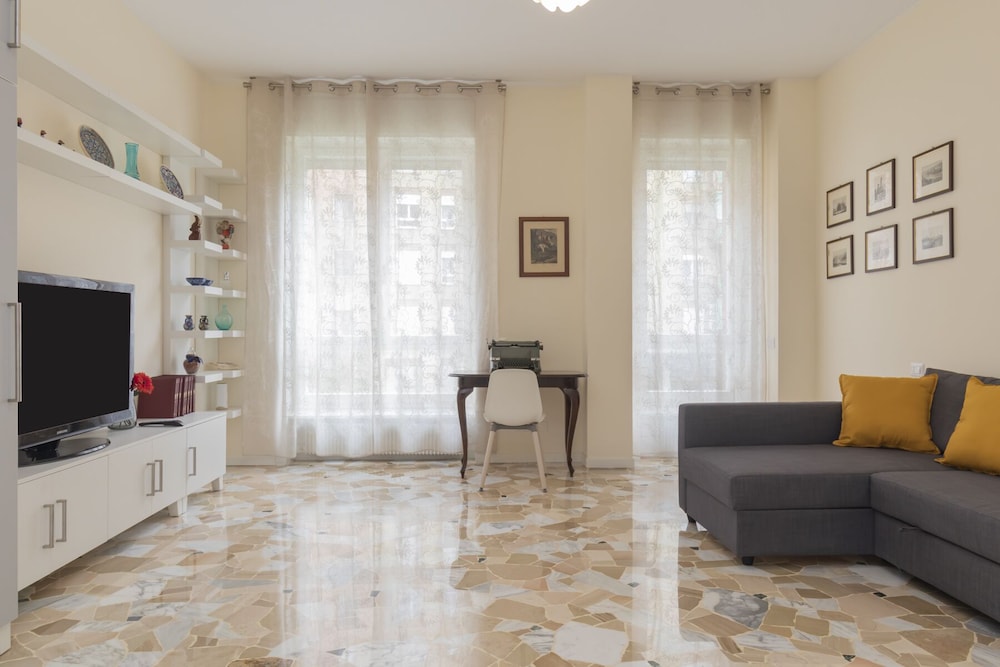 JOIVY Modern 2bed flat with balcony, 250m from M5 Foppa and M2 Sant'Agostino