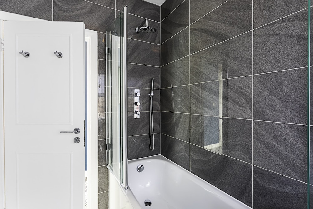 Cozy Aldgate Hideaway