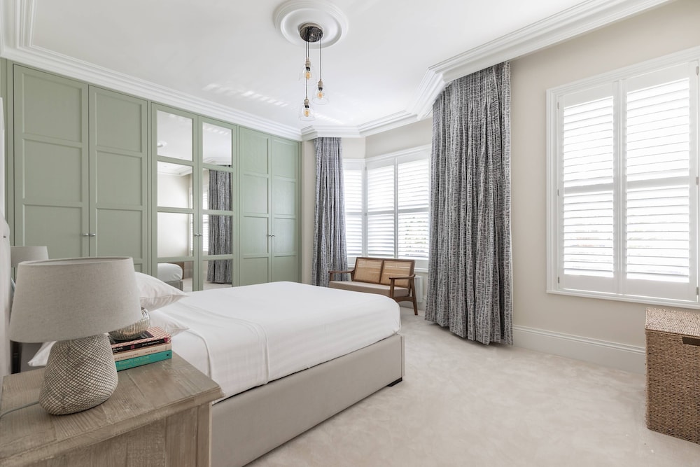 Crondace Road by Onefinestay