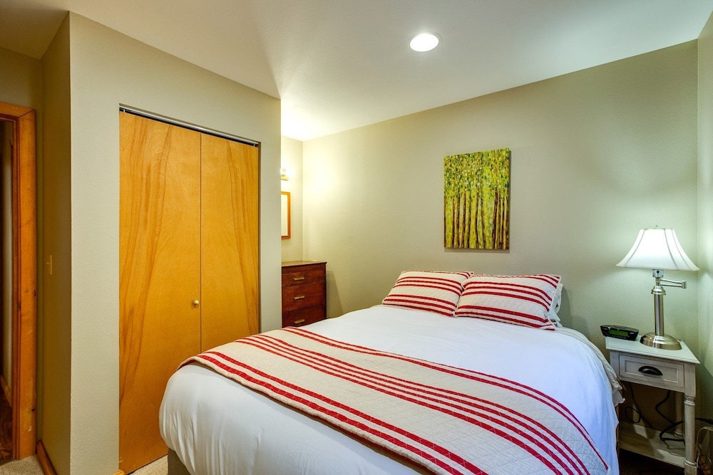 Mt Baker Lodging Cabin 40 - HOT TUB, PETS, SLEEPS 8! by MBL view 3