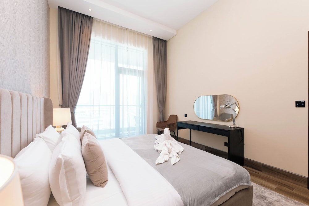 SIMPLY COMFORT Urban Chic Suites in J One Tower City & Canal Views