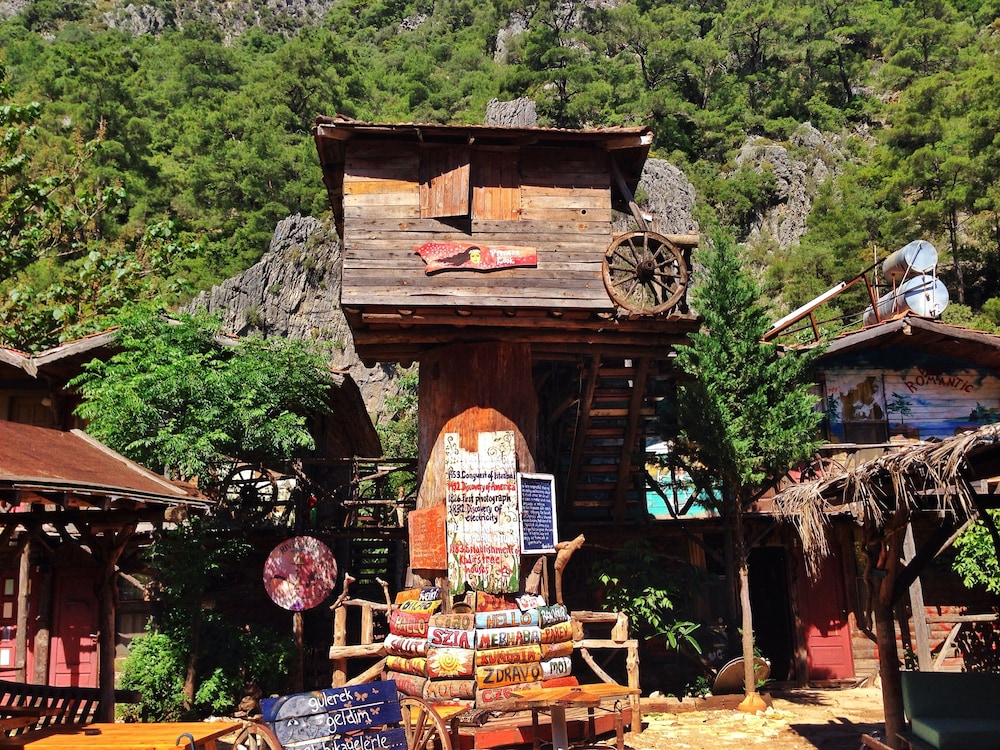 Kadir's Tree Houses