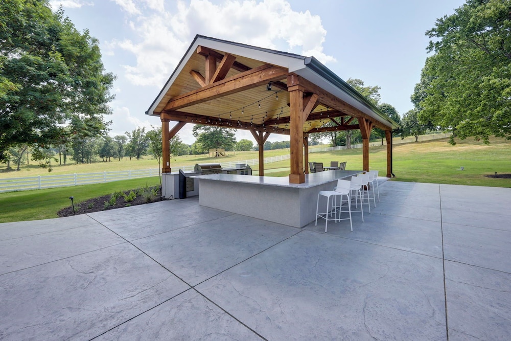 Majestic Manor-private Hundred Acre Yard-pool/spa